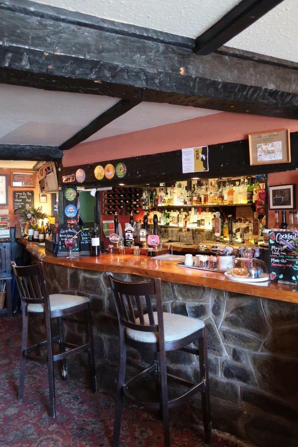 The Lamb Inn Crediton Exterior foto
